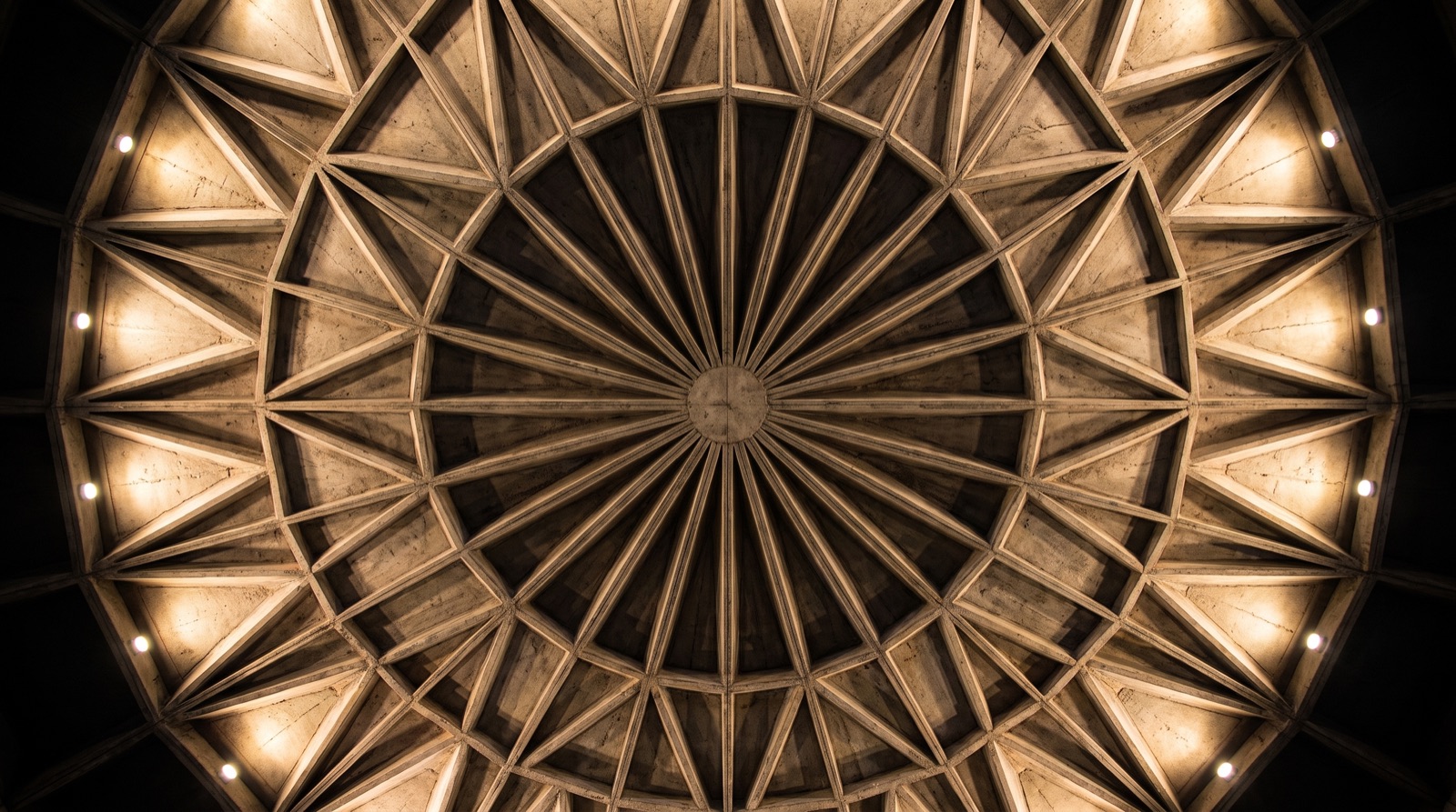 Detail van de betonnen koepel van het Evoluon in Eindhoven