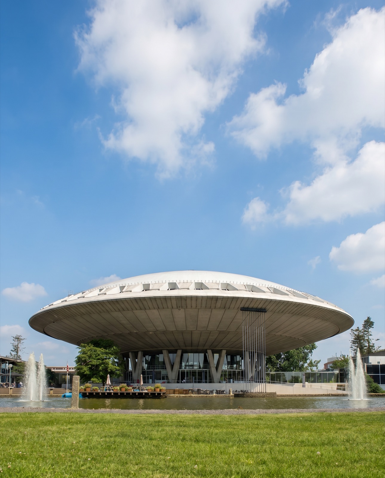 Het Evoluon, het UFO-vormige rijksmonument van Philips in Eindhoven