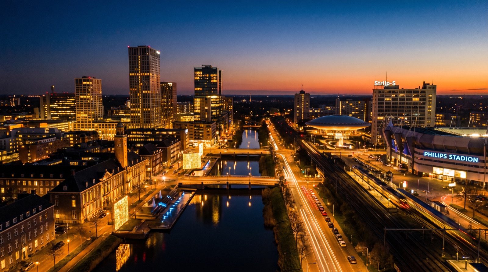 De skyline van Eindhoven bij avondlicht